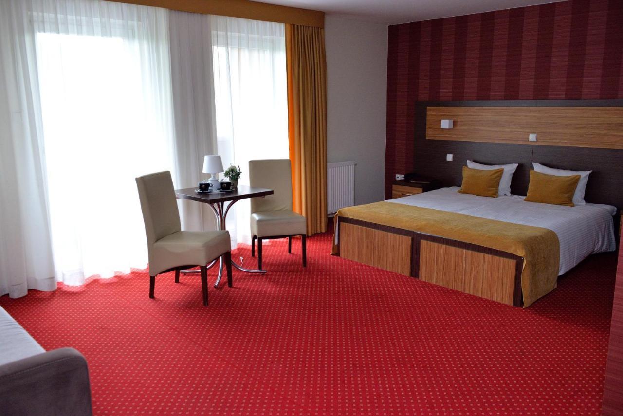 Quest Hotel - Dawniej Hotel Planeta Brzesko Ngoại thất bức ảnh